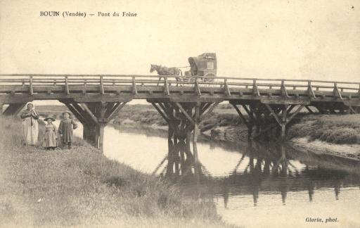 Le pont du Frêne [au dessus d'un étier] : enfants, voiture à cheval / Gloria phot.